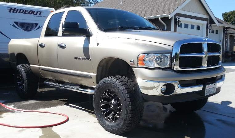 2005 Dodge Ram 2500 SLT with Fabtech 4.5" lift kit