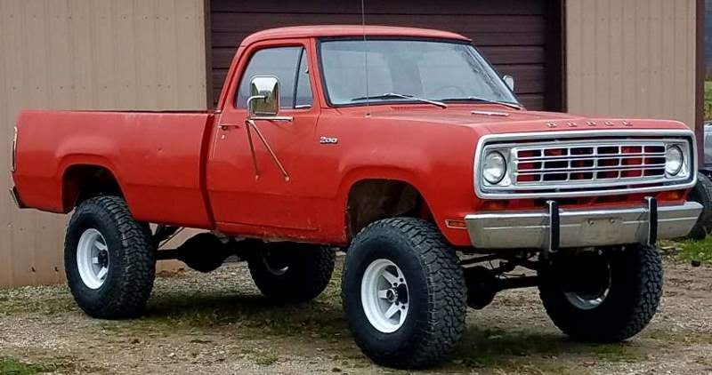 1975 Dodge W200 with Skyjacker 6" lift kit