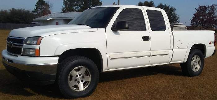 2006 Chevy Z71 1500 with Rough Country 2" torsion keys