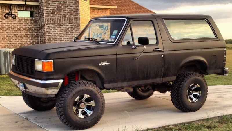 1989 Ford Bronco XLT 5.8L with 6" Rough Country suspension lift kit